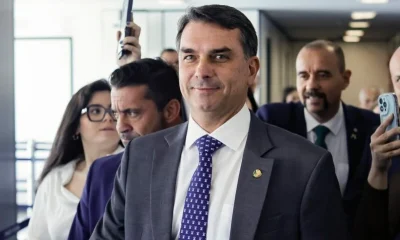 Escritório de Flávio Bolsonaro emite notas fiscais de R$ 1,5 milhão para empresas ligadas a Daniel Vorcaro