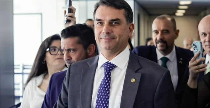 Escritório de Flávio Bolsonaro emite notas fiscais de R$ 1,5 milhão para empresas ligadas a Daniel Vorcaro