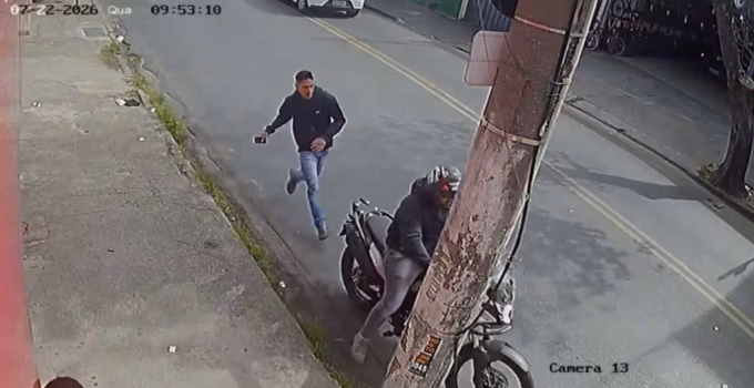 Estudante de 19 anos tem iPhone 15 furtado em ponto de ônibus na Região Norte de BH