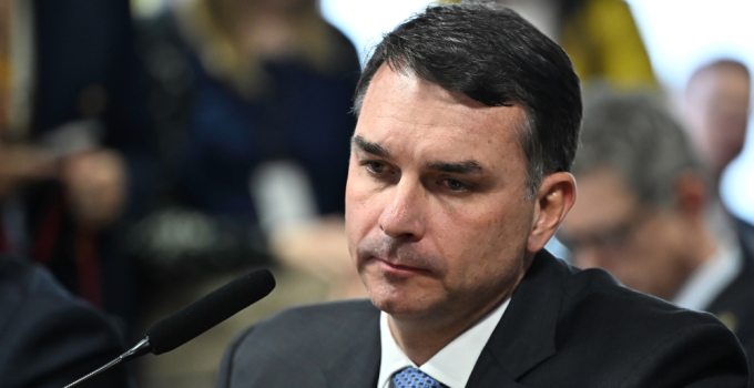 Flávio Bolsonaro perde ação contra deputado do PT por vídeo sobre mansão ligada a Richarlison