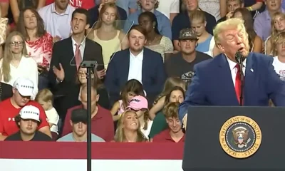 Jovem Imita Gestos e Caretas de Donald Trump Durante Discurso, Gerando Repercussão Online