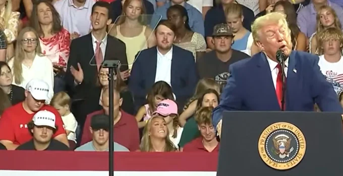 Jovem Imita Gestos e Caretas de Donald Trump Durante Discurso, Gerando Repercussão Online