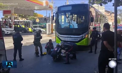 Motociclista distraído com celular é arrastado por ônibus em cruzamento movimentado de Belo Horizonte; veja vídeo