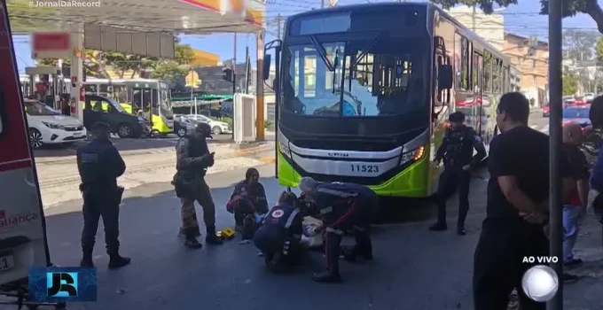 Motociclista distraído com celular é arrastado por ônibus em cruzamento movimentado de Belo Horizonte; veja vídeo