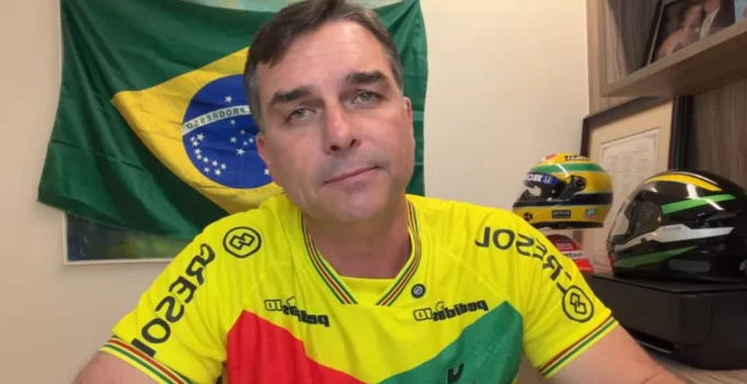 Flávio Bolsonaro ignora trégua com Michelle e ataca Lula e imprensa em live