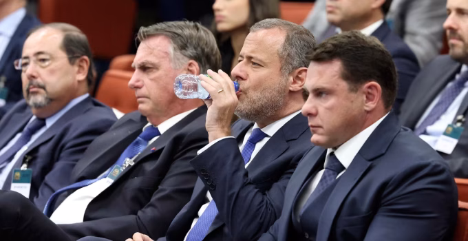 Defesa de Bolsonaro recorre ao STF contra proibição de visitas e manifestações políticas, cita Lula como precedente