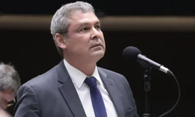 Lindbergh pede à PF quebra de sigilos e busca em escritório de Flávio Bolsonaro