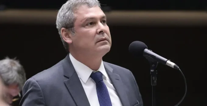 Lindbergh pede à PF quebra de sigilos e busca em escritório de Flávio Bolsonaro