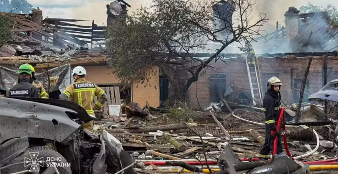 Guerra na Ucrânia: Ataques russos e ucranianos deixam mais de 20 mortos em acampamento de férias, shopping e agência de correios