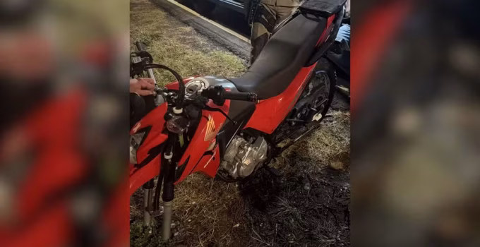 Motorista de ônibus de turismo é preso em MG com moto furtada de SP e documento falso