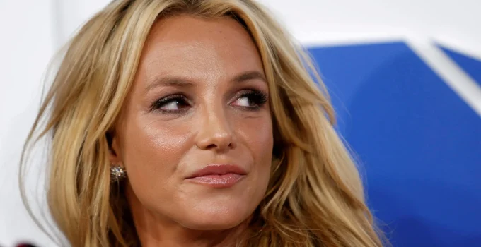Britney Spears celebra 44 anos com nova edição de biografia que expõe detalhes íntimos de sua vida e tutela