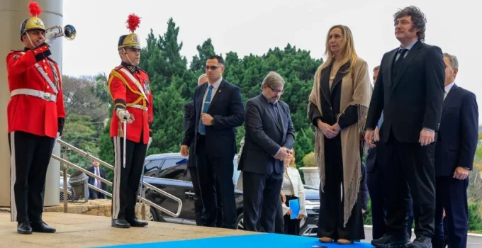 Milei no Brasil: Tapete azul, medalha de Tarcísio e ataques a Moraes marcam visita à extrema-direita