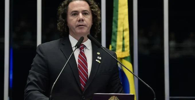 Senador Veneziano Vital do Rêgo é alvo de questionamentos por nomeações no gabinete; aliados e familiares beneficiados
