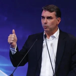 Flávio Bolsonaro é convocado a depor na PF sobre falas contra Lula