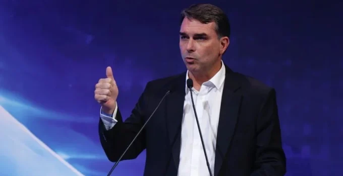 Flávio Bolsonaro é convocado a depor na PF sobre falas contra Lula