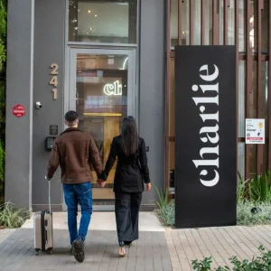 Operadora de hospedagem flexível Charlie chega a BH com foco em apartamentos de curta duração