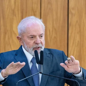 Lula sanciona "Pix Pensão" e "Mulher Segura" em evento no Planalto