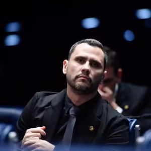 Cleitinho Azevedo Lidera Pesquisas para Governo de Minas em Todos os Cenários