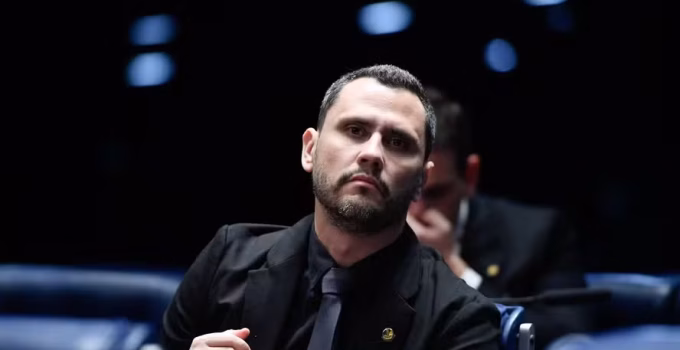 Cleitinho Azevedo Lidera Pesquisas para Governo de Minas em Todos os Cenários