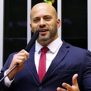Moraes dá 48 horas para Daniel Silveira explicar vídeo com apoio a senador em 2026
