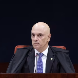 Moraes dá 48 horas para defesa de Bolsonaro explicar vídeo com IA e avalia risco de nova prisão