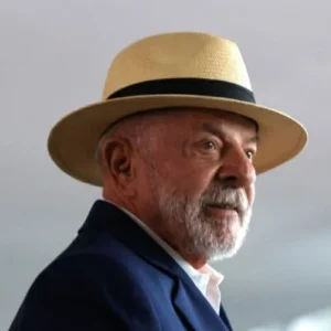 Lula sanciona "Pix Pensão" e lei que exige divulgação do Ligue 180 em locais públicos