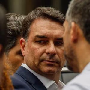Aliados criticam Flávio Bolsonaro por falta de diálogo em Minas e Rio, afetando articulações eleitorais