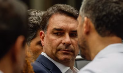 Aliados criticam Flávio Bolsonaro por falta de diálogo em Minas e Rio, afetando articulações eleitorais