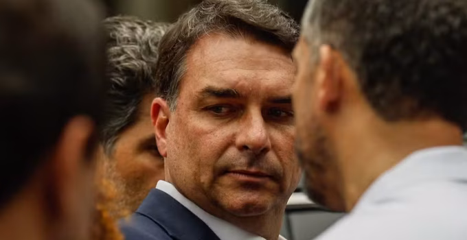 Aliados criticam Flávio Bolsonaro por falta de diálogo em Minas e Rio, afetando articulações eleitorais
