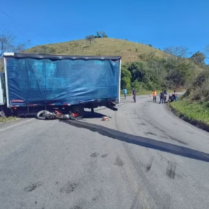 Motociclista morre após colisão com caminhão na MG-353, na Zona da Mata mineira