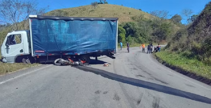 Motociclista morre após colisão com caminhão na MG-353, na Zona da Mata mineira