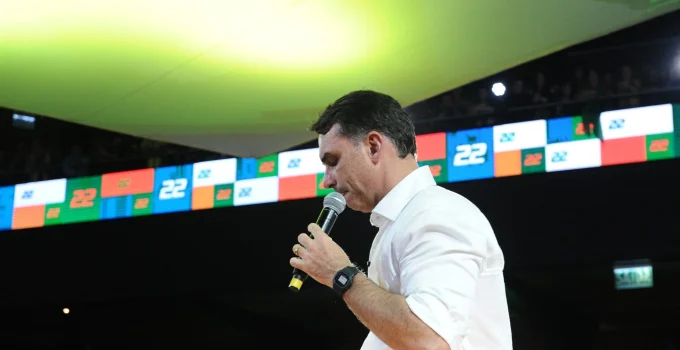 Definição de vice de Flávio Bolsonaro gera impasse e divide aliados em Santa Catarina