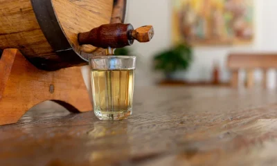 Minas Gerais consolida liderança na cachaça brasileira, mas produção nacional encolhe apesar do avanço de produtores