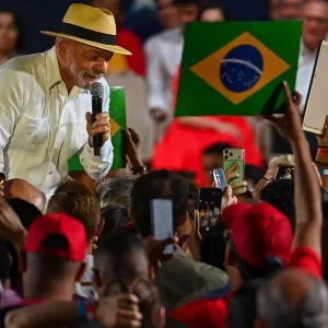 Lula mira quarto mandato com promessa de 'briga' por emendas e defesa de terras raras