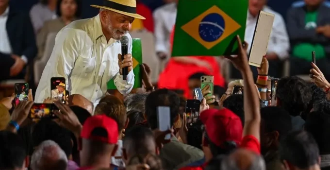 Lula mira quarto mandato com promessa de 'briga' por emendas e defesa de terras raras