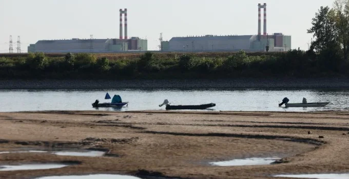 Crise Climática: Hungria Suspende Operação de Única Usina Nuclear Devido à Baixa Histórica do Rio Danúbio