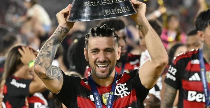 Arrascaeta celebra 17 títulos no Flamengo e revela bronca de Filipe Luís em jogo do título brasileiro: 'Pressiona os caras'