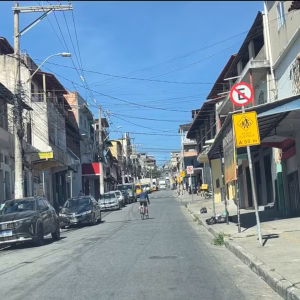 Pais são presos em Betim após deixar bebê de 6 meses trancado em carro para curtir baile funk