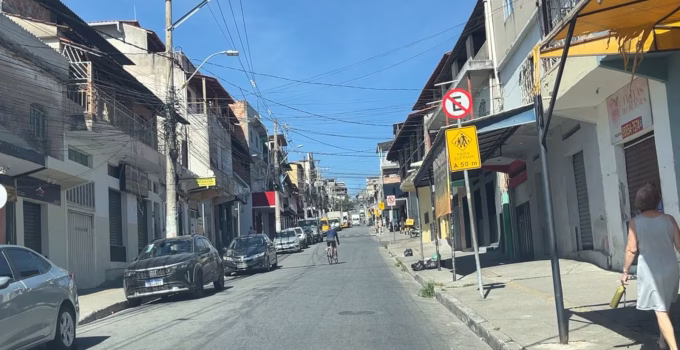 Pais são presos em Betim após deixar bebê de 6 meses trancado em carro para curtir baile funk