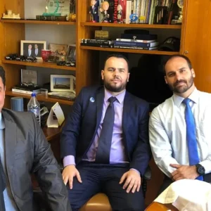 Ex-aliado acusa Eduardo Bolsonaro de ter R$ 250 mil em cofre no gabinete e usar para apartamento