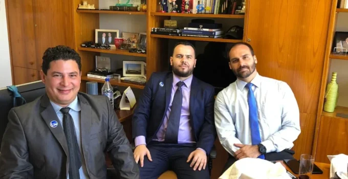 Ex-aliado acusa Eduardo Bolsonaro de ter R$ 250 mil em cofre no gabinete e usar para apartamento