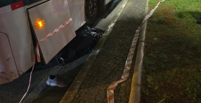 Homem em situação de rua morre atropelado por ônibus na movimentada Praça Raul Soares, Centro de BH