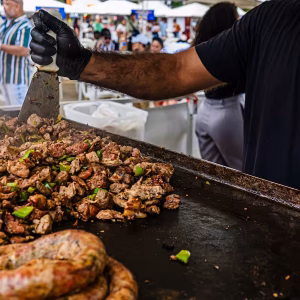 Contagem recebe festival gratuito com hambúrguer, costela e rock no feriado do Dia dos Pais