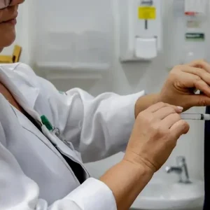 Vacinação Completa Garante 99,8% de Proteção Imunológica em Idosos de Asilos de BH Contra Covid-19