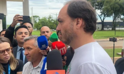 Moraes mantém visita de Carlos Bolsonaro ao pai na PF na 5ª e rejeita pedido para aniversário do vereador