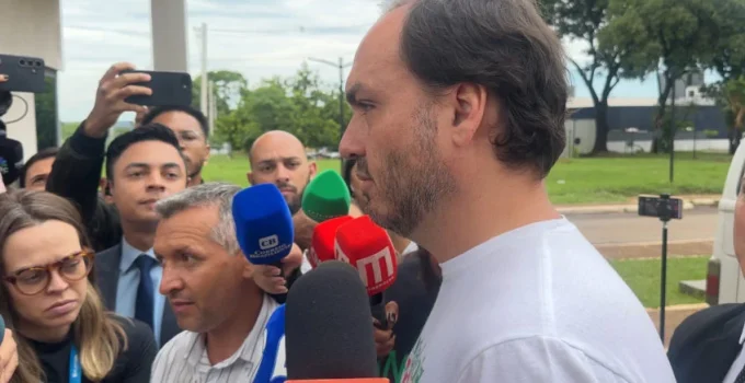 Moraes mantém visita de Carlos Bolsonaro ao pai na PF na 5ª e rejeita pedido para aniversário do vereador