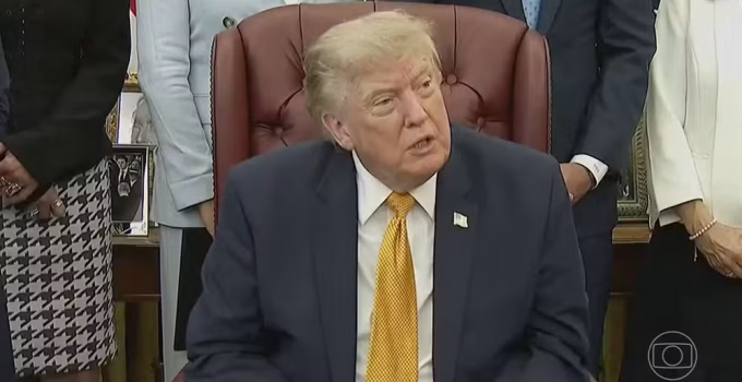 Trump sinaliza acordo iminente para reabrir Estreito de Ormuz, mas Irã nega diálogo bilateral