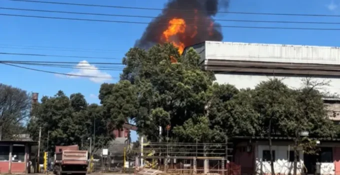 Incêndio de Grandes Proporções Atinge Siderúrgica da Aperam em Timóteo e Deixa Mulher Ferida