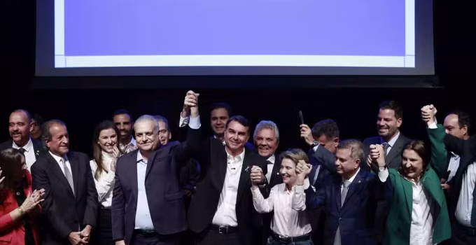 Flávio Bolsonaro troca plano de vice por relatoria na CPI do INSS: segurança e desgaste em jogo