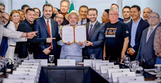 Lula sanciona lei e endurece regras para o piso do frete rodoviário